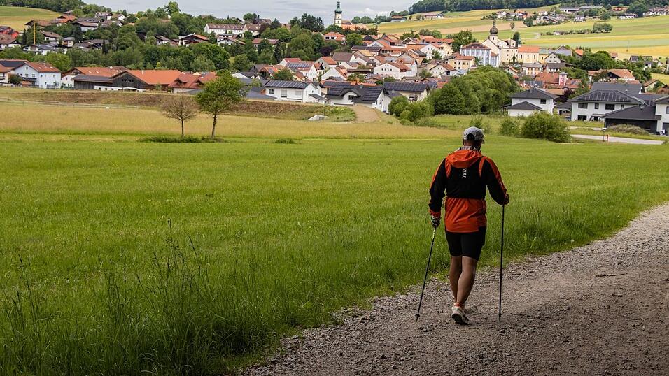 Donnerstagmittag er&ouml;ffnet sich dem Betrachter das Panorama auf Neukirchen b. Hl. Blut und f&uuml;r Marvin Sp&auml;th die Hoffnung auf ein warmes Essen.