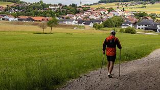 Donnerstagmittag eröffnet sich dem Betrachter das Panorama auf Neukirchen b. Hl. Blut und für Marvin Späth die Hoffnung auf ein warmes Essen. Donnerstagmittag eröffnet sich dem Betrachter das Panorama auf Neukirchen b. Hl. Blut und für Marvin Späth die Hoffnung auf ein warmes Essen.