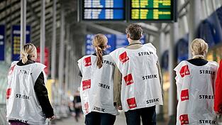 Die Lufthansa hat mit der Einigung beim Bodenpersonal einen ihrer komplexen Tarifkonflikte aus dem Weg geräumt. Die Lufthansa hat mit der Einigung beim Bodenpersonal einen ihrer komplexen Tarifkonflikte aus dem Weg geräumt.