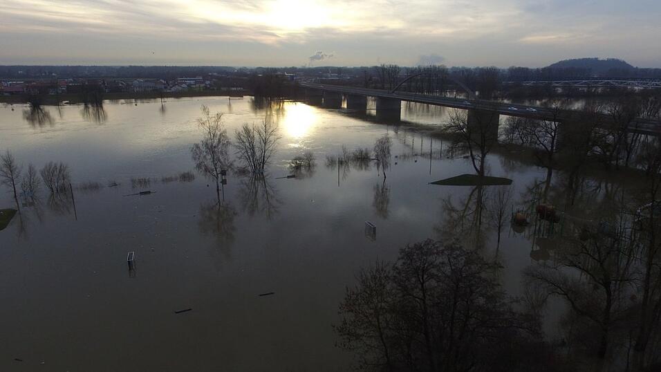 In Deggendorf ist die Lage am Sonntag noch angespannt.