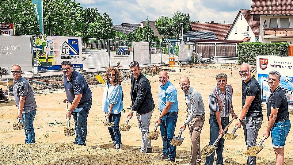 Martin Potsch (Bauleiter, v.l.), Bernhard Grahammer, Sylvia Kasper und Alexander Hoffmann (Architekten), Bürgermeister Stefan Scheibenzuber, Viktor Schneider (VG Geschäftsleiter und Vorstand Kommunalunternehmen), Anton Wirth und Alois Ritzinger (Haustechnik) und Stephan Bertram (Elektroplanung) beim Spatenstich.