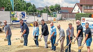 Martin Potsch (Bauleiter, v.l.), Bernhard Grahammer, Sylvia Kasper und Alexander Hoffmann (Architekten), Bürgermeister Stefan Scheibenzuber, Viktor Schneider (VG Geschäftsleiter und Vorstand Kommunalunternehmen), Anton Wirth und Alois Ritzinger (Haustechnik) und Stephan Bertram (Elektroplanung) beim Spatenstich.