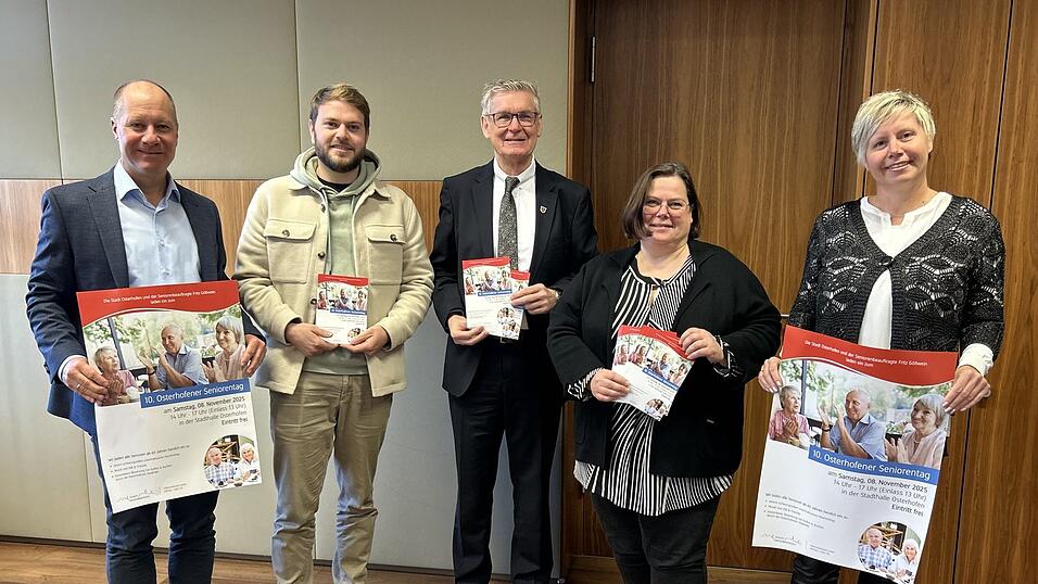 Hoffen auf einen erneut erfolgreichen Seniorentag am 8. November: (v.l.) Bürgermeister Thomas Etschmann, Musikschulleiter Oliver Gotzler, Seniorenbeauftragter und Stadtrat Fritz Gößwein und vom Kulturamt Susanne Brotzaki und Sieglinde Schefcsik.
