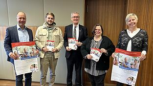 Hoffen auf einen erneut erfolgreichen Seniorentag am 8. November: (v.l.) Bürgermeister Thomas Etschmann, Musikschulleiter Oliver Gotzler, Seniorenbeauftragter und Stadtrat Fritz Gößwein und vom Kulturamt Susanne Brotzaki und Sieglinde Schefcsik.