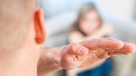 Nachbarn, die mitbekommen, dass nebenan etwas passiert, sollten sich nicht scheuen, den Notruf zu w&auml;hlen, sagt Polizeihauptmeister Maximilian Thalhofer.