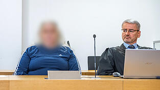 Die Angeklagte im Saal des Landgerichts&nbsp;Deggendorf&nbsp;neben ihrem Verteidiger Stefan Rothneichner. Die&nbsp;Staatsanwaltschaft erhebt gegen die 53-J&auml;hrige den Vorwurf des Mordes an ihrem Partner mit Thallium-Sulfat.