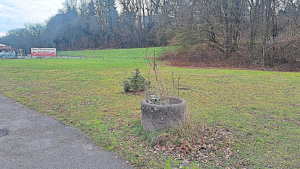 Auf dieser Fläche soll der Containerbau für die Landjugendräume entstehen. Auf dieser Fläche soll der Containerbau für die Landjugendräume entstehen.