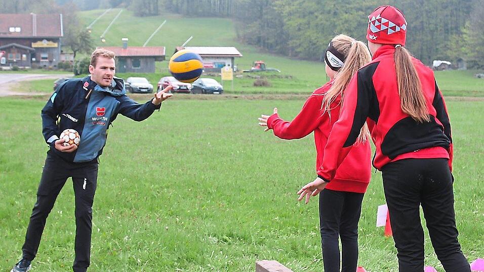 Ausdauer, Koordination, Schnelligkeit, Gleichgewicht: Die jungen Sportler absolvieren eine Art Zirkeltraining - und Profi Albert Kuchler leitet an. Ausdauer, Koordination, Schnelligkeit, Gleichgewicht: Die jungen Sportler absolvieren eine Art Zirkeltraining - und Profi Albert Kuchler leitet an.
