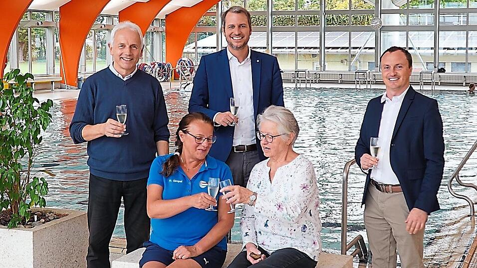 Werkleiter Thomas Merkl (v. l.), Badeaufsicht Natascha Gimpel, Bürgermeister Matthias Kohlmayer, Kassiererin Inge Langauf und der stellvertretende Werkleiter Robert Damböck stoßen auf die neue Saison an.