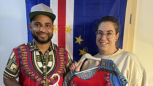 Wylker Fernandes do Souto mit Kathrin Zitzelsberger Fernandes. Jede Familie hat ihr eigenes Design bei den Kleidern und Hemden.