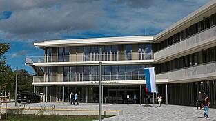 Voraussichtlich im Herbst soll vor der neuen Realschule das &bdquo;Kunst am Bau&ldquo;-Werk aufgestellt werden. Der K&uuml;nstler hat laut Angaben der Stadt mittlerweile eine Firma f&uuml;r die Umsetzung gefunden.