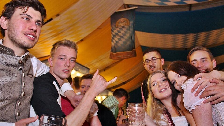 Die Fr&uuml;hjahrsdult 2017 in Landshut neigt sich dem Ende entgegen. Grund genug, noch einmal richtig in den Bierzelten zu feiern - abgerundet vom traditionellen Feuerwerk.