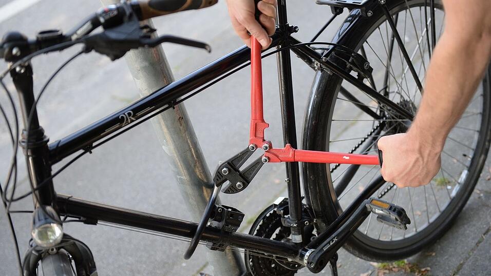 Die Zahl der Fahrraddiebstähle ist in Bayern 2025 deutlich zurückgegangen. (Symbolbild) Die Zahl der Fahrraddiebstähle ist in Bayern 2025 deutlich zurückgegangen. (Symbolbild)