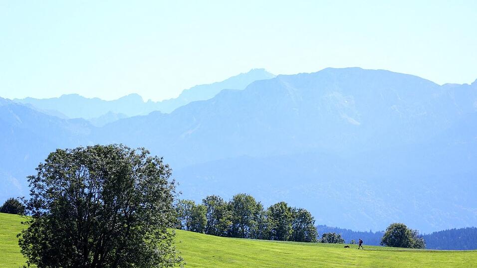 Das Wetter in Bayern bleibt - nach kurzer Durststrecke am Freitag - vielerorts spätsommerlich. Das Wetter in Bayern bleibt - nach kurzer Durststrecke am Freitag - vielerorts spätsommerlich.