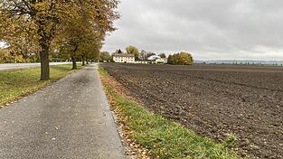 Blick von Osten auf Ganacker: links die Staatsstraße 2074, rechts noch Ackerfläche, in Zukunft der neue Agrarstandort Blick von Osten auf Ganacker: links die Staatsstraße 2074, rechts noch Ackerfläche, in Zukunft der neue Agrarstandort