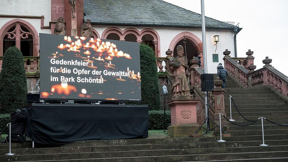 Die Gedenkfeier wurde per Leinwand übertragen