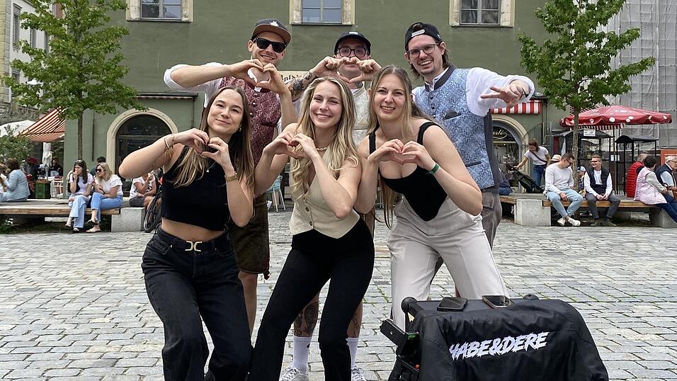 Das Team von „Habe & Dere“ mit Sängerin Susi (vorne, Mitte) drehte eine Promoclip am Straubinger Stadtplatz. Das Team von „Habe & Dere“ mit Sängerin Susi (vorne, Mitte) drehte eine Promoclip am Straubinger Stadtplatz.