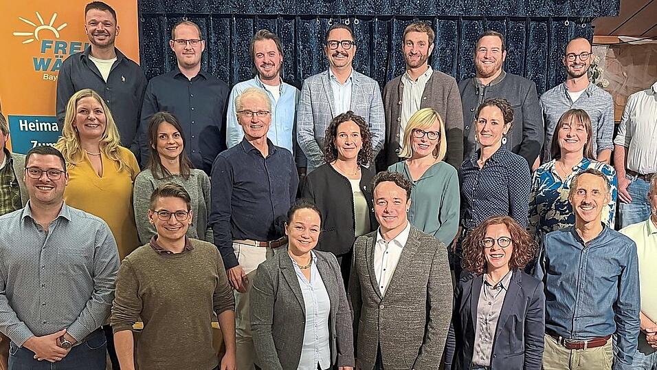 Bürgermeisterkandidat Daniel Braun und die FW-Vorsitzende Melanie Zahn (Mitte) konnten in Kürze 24 Kandidaten und drei Ersatzleute für die Freie-Wähler-Liste der kommenden Kommunalwahl gewinnen.