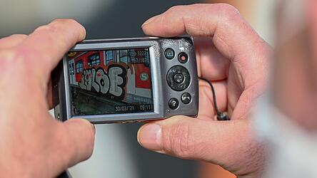 Anstatt selbst illegal zu sprühen, mache er lieber Fotos vom Graffiti anderer, meint der Angeklagte zu den Vorwürfen. (Symbolbild) Anstatt selbst illegal zu sprühen, mache er lieber Fotos vom Graffiti anderer, meint der Angeklagte zu den Vorwürfen. (Symbolbild)