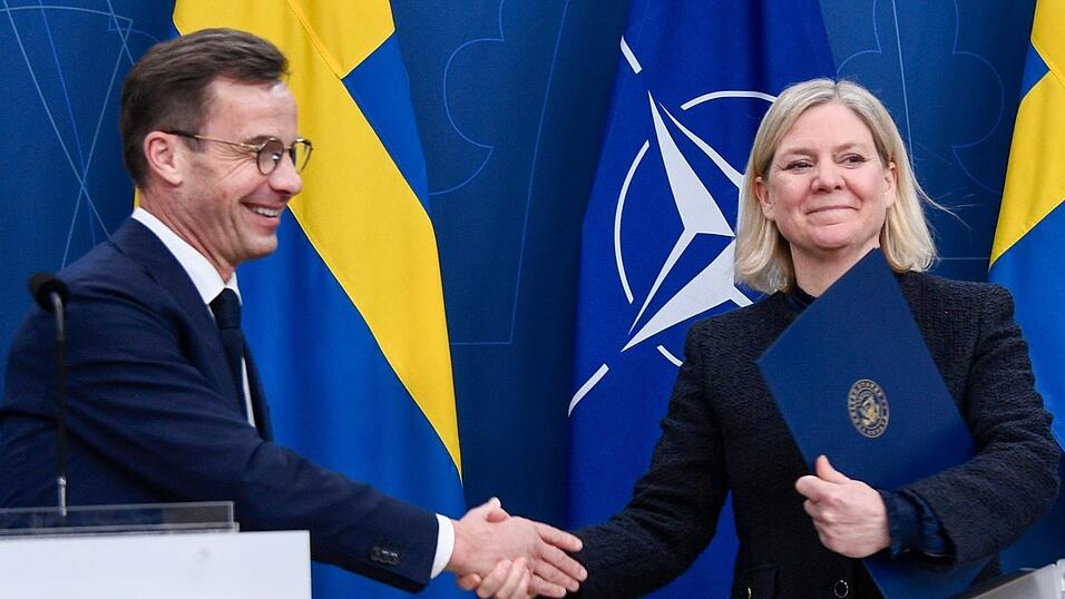 Wer gewinnt das Rennen um die Macht in Schweden - Regierungschef Ulf Kristersson (links) oder Herausforderin Magdalena Andersson (rechts)? (Archivbild) Wer gewinnt das Rennen um die Macht in Schweden - Regierungschef Ulf Kristersson (links) oder Herausforderin Magdalena Andersson (rechts)? (Archivbild)