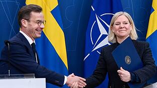 Wer gewinnt das Rennen um die Macht in Schweden - Regierungschef Ulf Kristersson (links) oder Herausforderin Magdalena Andersson (rechts)? (Archivbild) Wer gewinnt das Rennen um die Macht in Schweden - Regierungschef Ulf Kristersson (links) oder Herausforderin Magdalena Andersson (rechts)? (Archivbild)
