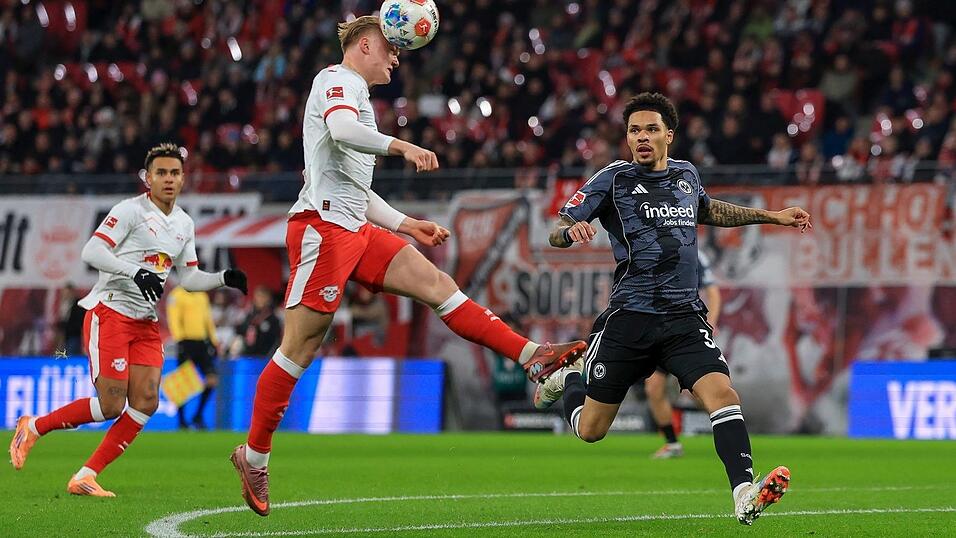 Conrad Harder (RB Leipzig) trifft zum 1:0, Nnamdi Collins (r, Eintracht Frankfurt) kann es nicht verhindern. Conrad Harder (RB Leipzig) trifft zum 1:0, Nnamdi Collins (r, Eintracht Frankfurt) kann es nicht verhindern.