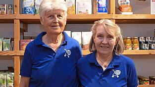 &bdquo;Urgesteine&ldquo; im Ehrenamt: Gertie Reiter (links) und Margit Reif waren vor zehn Jahren die Vorsitzenden des Eine-Welt-Ladens und verantwortlich f&uuml;r den Umzug auf den Plan.