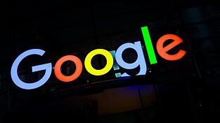 Google könnte nach Ansicht der EU-Kommission auf dem KI-Markt gegen Wettbewerbsrecht verstoßen haben. (Archivbild)