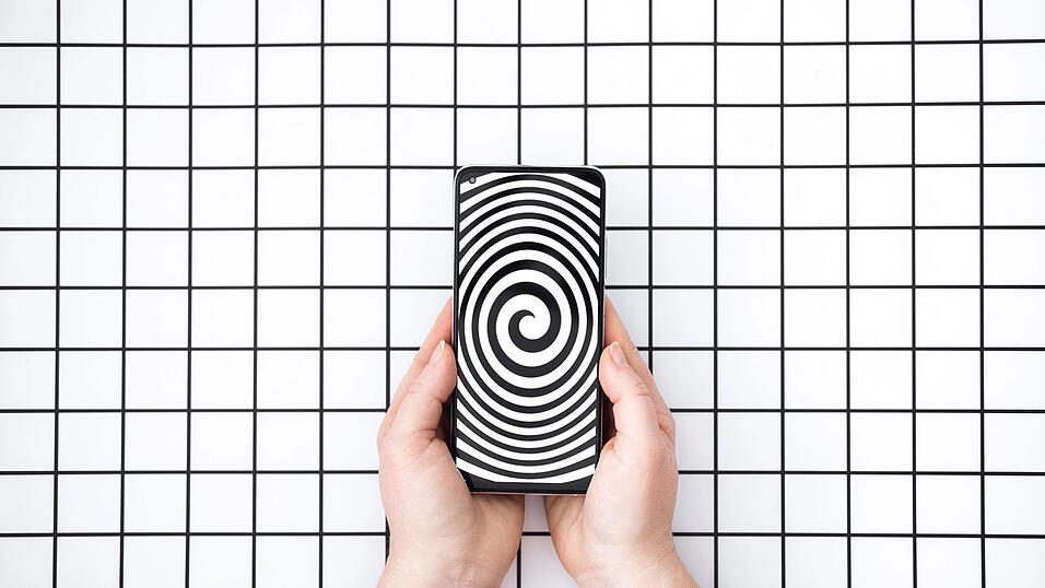 Immer mehr Menschen wollen sich vom Bann ihres Smartphones lösen. Immer mehr Menschen wollen sich vom Bann ihres Smartphones lösen.