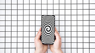 Immer mehr Menschen wollen sich vom Bann ihres Smartphones lösen. Immer mehr Menschen wollen sich vom Bann ihres Smartphones lösen.