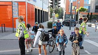 Die Schülerlotsen leisten in der Vilsgemeinde Taufkirchen eine wichtige ehrenamtliche Arbeit, denn die Schulwegsicherheit hat oberste Priorität. Die Schülerlotsen leisten in der Vilsgemeinde Taufkirchen eine wichtige ehrenamtliche Arbeit, denn die Schulwegsicherheit hat oberste Priorität.