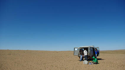 Imke Hansen und Andreas Goldbrunner reisen um die Welt. In der Wüste Gobi. Imke Hansen und Andreas Goldbrunner reisen um die Welt. In der Wüste Gobi.