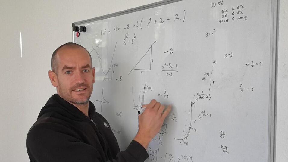 Simon Bubori, Leiter des FSA-Forum in Dingolfing, erkl&auml;rt, dass die Motivation vieler Sch&uuml;ler seit dem 'Corona-Schuljahr' stark abgenommen habe.