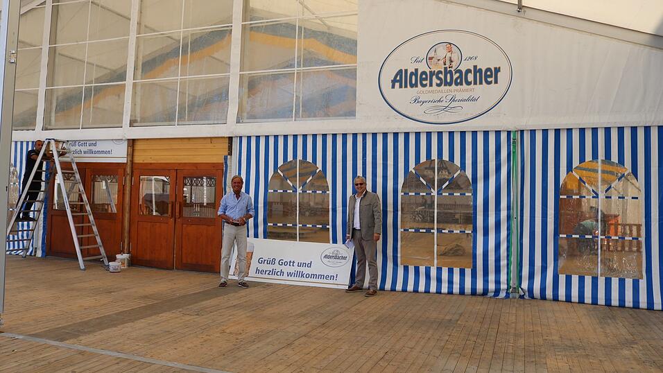 Der Pr&auml;sident des Chamer Volksfestvereins, Sepp Altmann, und Platzwart Stefan Raab k&uuml;ndigen ein Volksfest f&uuml;r die ganze Familie an.