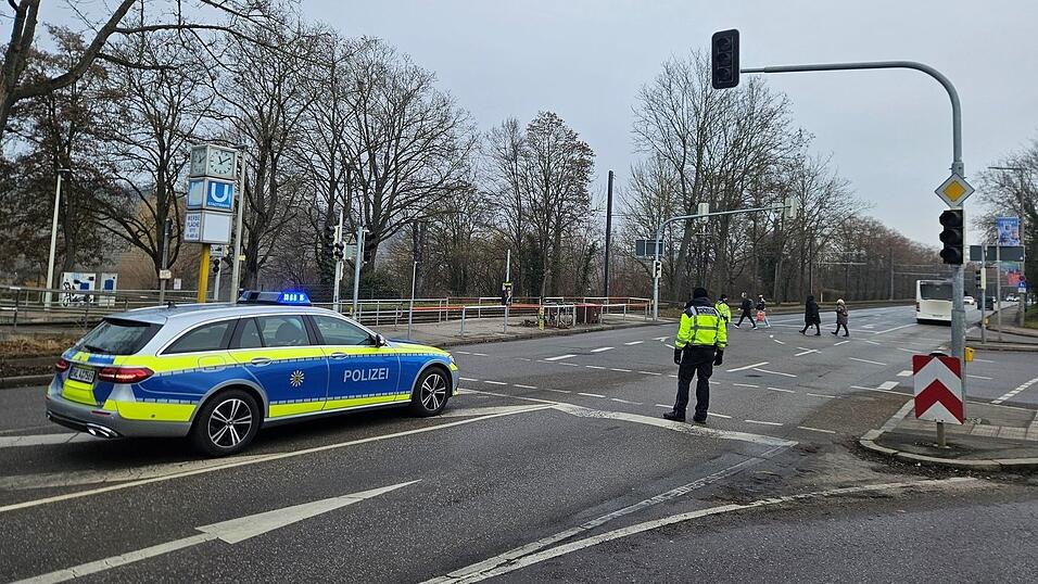 Polizisten mussten teils den Verkehr an ausgefallenen Ampeln regeln.