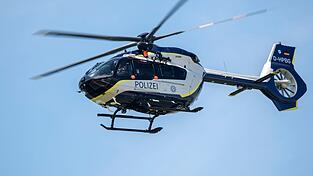 Unter anderem mit einem Hubschrauber suchen die Einsatzkr&auml;fte nach dem Taucher. (Symbolbild)