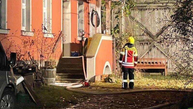 Einsatzkr&auml;fte der Feuerwehr l&ouml;schen einen Schwelbrand.