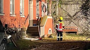 Einsatzkr&auml;fte der Feuerwehr l&ouml;schen einen Schwelbrand.