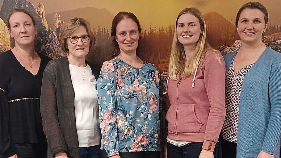 Die neue Vorstandschaft des Hauswirtschaftlichen Fachservice: (v.l.) Beisitzerin Andrea Spargel, Schriftführerin Maria Lanzinger, Kassiererin Maria Neumair, Vorsitzende Christine Zollner, zweite Vorsitzende Nicole Schöberl, Brigitte Mogensen (AELF Ebersberg-Erding), Kassenprüferin Lilly Neumeier. Die neue Vorstandschaft des Hauswirtschaftlichen Fachservice: (v.l.) Beisitzerin Andrea Spargel, Schriftführerin Maria Lanzinger, Kassiererin Maria Neumair, Vorsitzende Christine Zollner, zweite Vorsitzende Nicole Schöberl, Brigitte Mogensen (AELF Ebersberg-Erding), Kassenprüferin Lilly Neumeier.