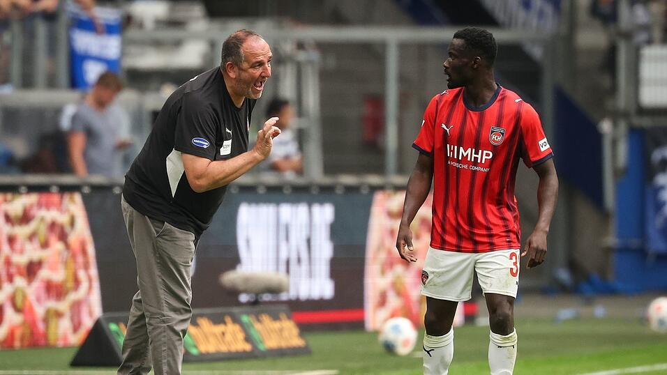 Trainer Frank Schmidt (l.) und seine Heidenheimer wollen den ersten Liga-Sieg der Saison.