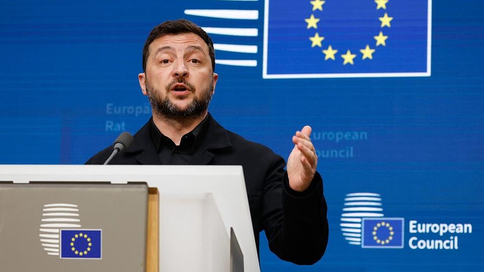 Der ukrainische Staatschef Wolodymyr Selenskyj hat bei einer Pressekonferenz in Brüssel China eine Unterstützung von Russland vorgeworfen. Der ukrainische Staatschef Wolodymyr Selenskyj hat bei einer Pressekonferenz in Brüssel China eine Unterstützung von Russland vorgeworfen.