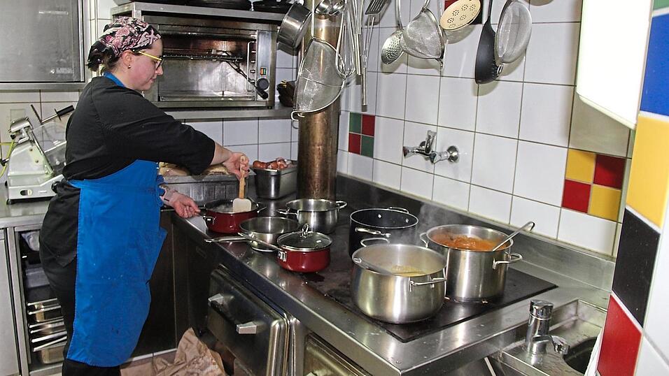 Viele T&ouml;pfe auf dem Holzofen: Susi Stangl bei den letzten Vorbereitungen f&uuml;r den Abend.