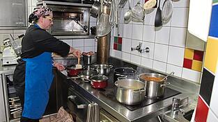 Viele Töpfe auf dem Holzofen: Susi Stangl bei den letzten Vorbereitungen für den Abend. Viele Töpfe auf dem Holzofen: Susi Stangl bei den letzten Vorbereitungen für den Abend.