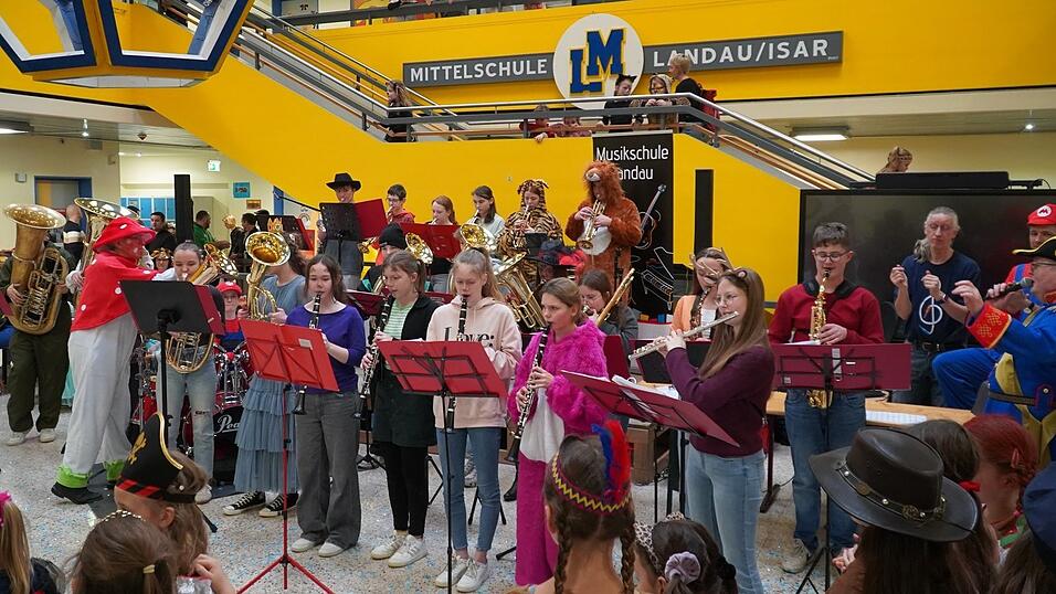 Das Blasorchester mischte die Aula der Mittelschule ins Schwingen.