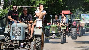 Trotz der Hitze lie&szlig;en sich die Oldtimer-Freunde nicht davon abhalten, mit ihren Fahrzeugen eine Rundfahrt durch die Stadt zu drehen.