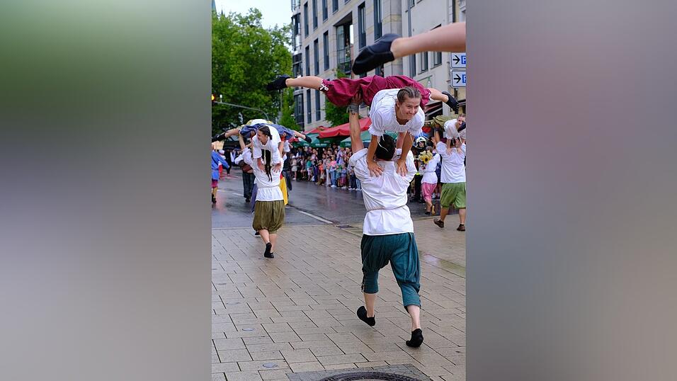 Zahlreiche Musik- und Trachtengruppen zogen nach dreij&auml;hriger Pause am Freitagabend zum Festplatz Am Hagen.