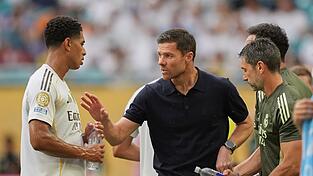 Bellingham (l) wehrt sich nach Kritik rund um das Aus von Ex-Coach Alonso (M). (Archivbild) Bellingham (l) wehrt sich nach Kritik rund um das Aus von Ex-Coach Alonso (M). (Archivbild)