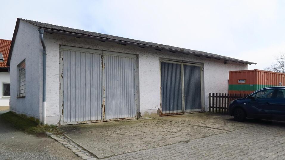 In der linken Garage am Wertstoffhof wird demn&auml;chst ein BRK-Fahrzeug untergestellt.