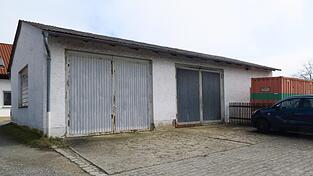 In der linken Garage am Wertstoffhof wird demn&auml;chst ein BRK-Fahrzeug untergestellt.