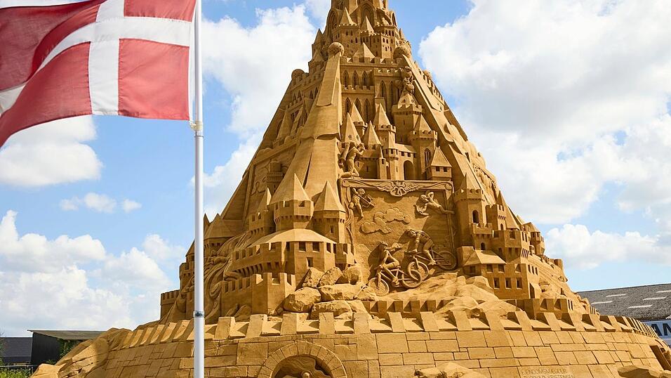 21 Meter ist die Sandburg hoch und steht in Blokhus in D&auml;nemark.
